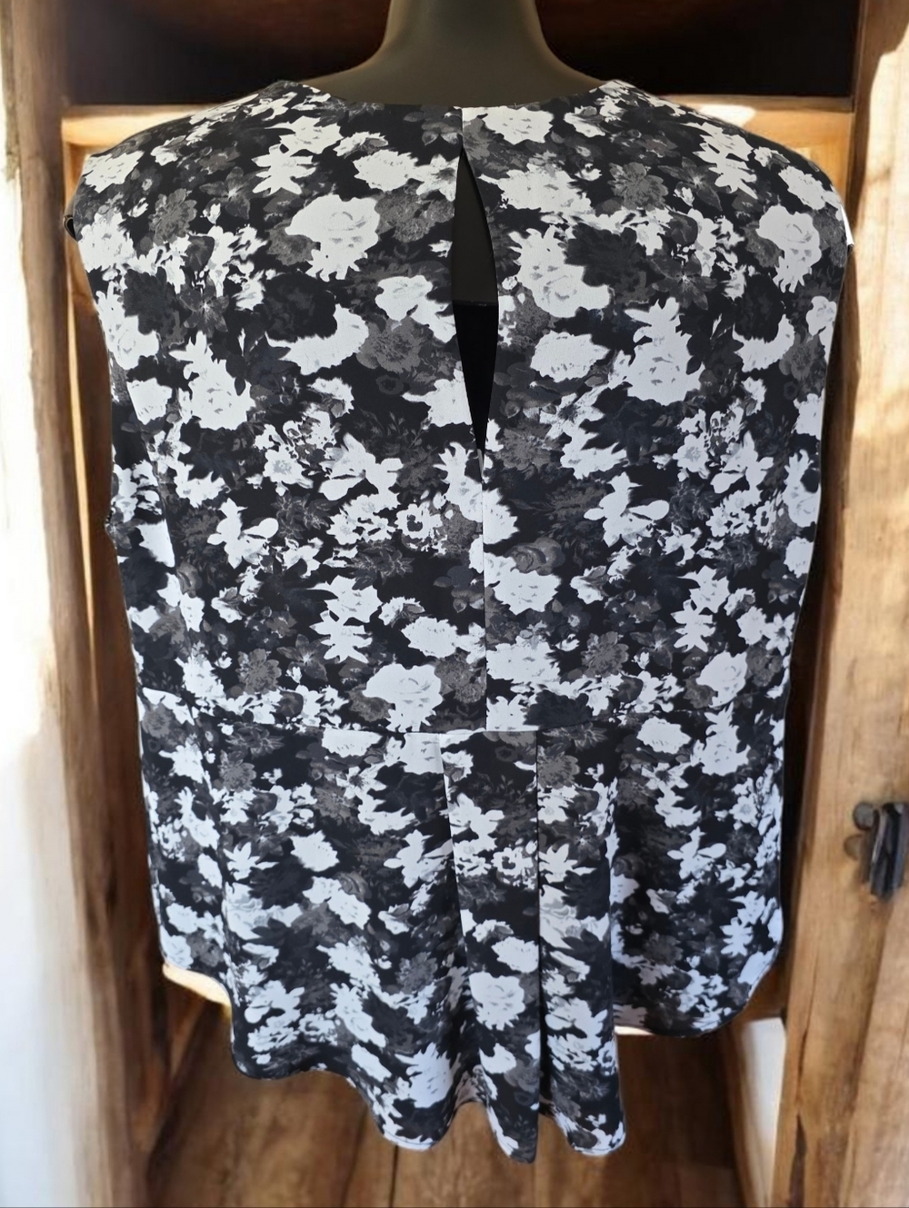 Dex Black & White Lightweight Floral Sleeveless V-Neck Top With Keyhole Back - Picture 5 of 13